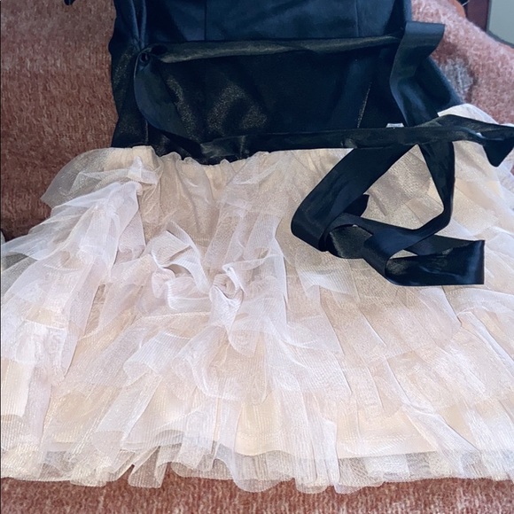 Toys and dresses - Picture 4 of 12